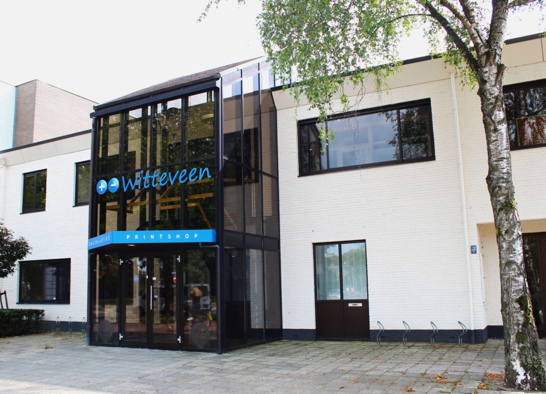 Een creatieve Doetinchemse printshop met oog voor detail en kleur; dat is Witteveen Printshop! Wij leveren printwerk voor jou als particulier maar ook de zakelijke sector. Met eigen ontwerp of wij ontwerpen naar jouw wens. Snel, betaalbaar en klantgericht; want wij denken graag creatief met je mee. Mét persoonlijke aandacht want elke klant is bij ons welkom.