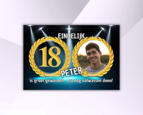 Donker spandoek met schijnwerpers, grote gouden 18 jaar, foto van de jarige en tekst: “Eindelijk [naam] is groot geworden... nu nog volwassen doen!”