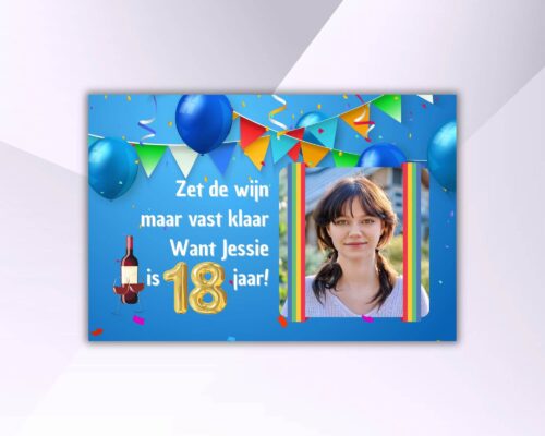 Knalblauw spandoek met blauwe ballonnen en kleurige slingers, grote foto van de jarige, tekst “Zet de wijn maar vast klaar want [naam] is 18 jaar”, met wijnfles en twee proostende glazen.