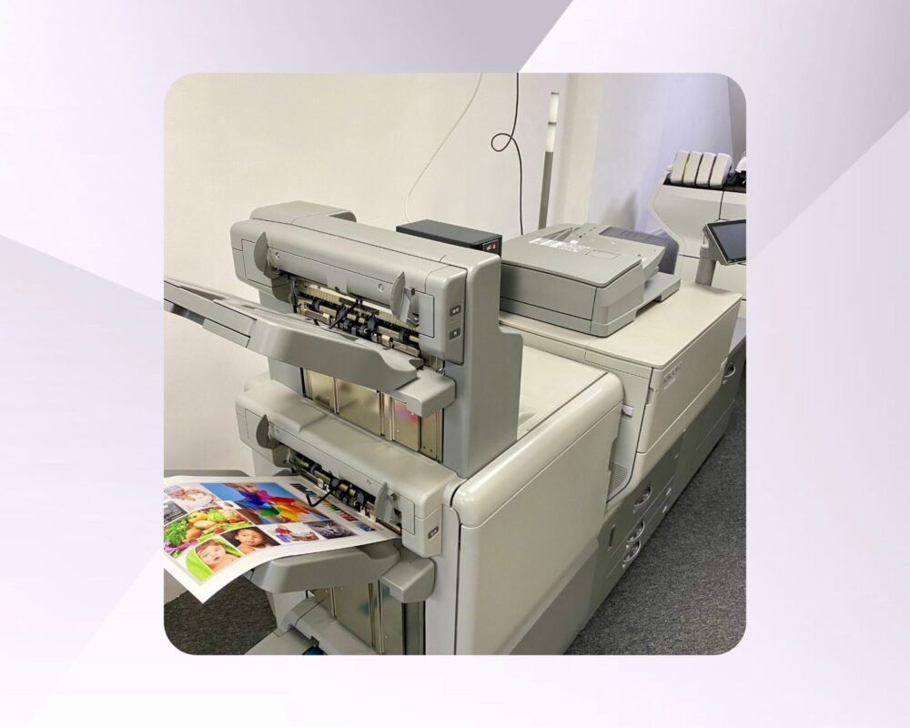 Grafische printer waarmee hoogwaardig drukwerk zoals flyers en posters in perfecte kwaliteit wordt geproduceerd.