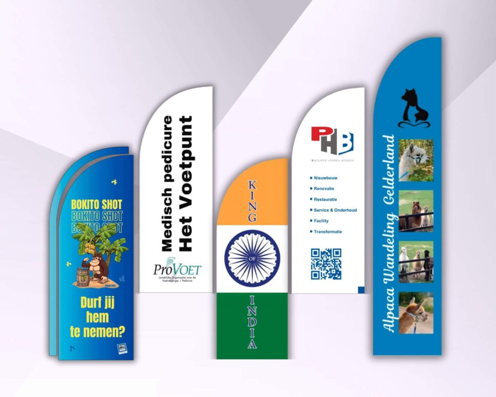 Overzichtsfoto van beachvlaggen in twee formaten, ontworpen op maat en geleverd inclusief vlaggenstok en bij sommigen een passende voet.