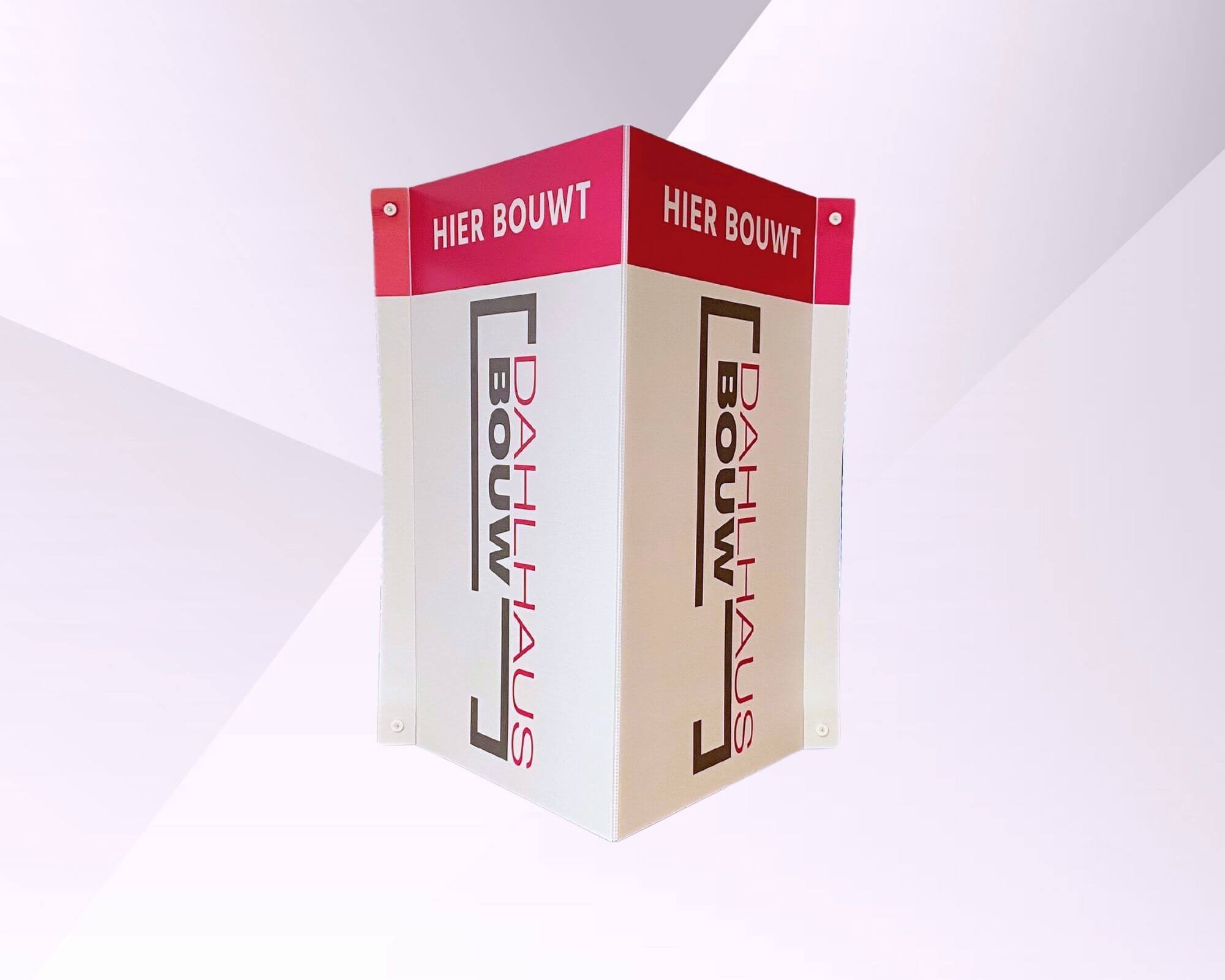 Raambord met de tekst ‘Hier bouwt’ en het logo van de aannemer, bevestigd met vier stevige zuignappen.